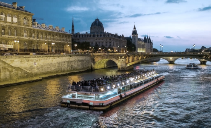 Bateau_Mouche_cruising_on_Seine_river_at_sunset_Paris._min_3.png